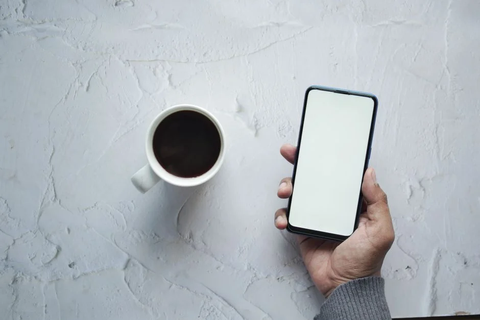 Notes adhésives avec des idées de marketing de Noël pour les campagnes sur les réseaux sociaux et par e-mail.